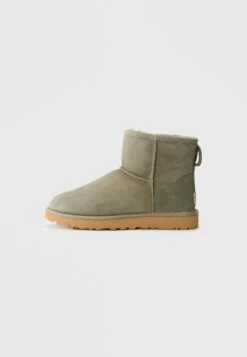 Ugg CLASSIC MINI II - Winter Boots - Moss Green