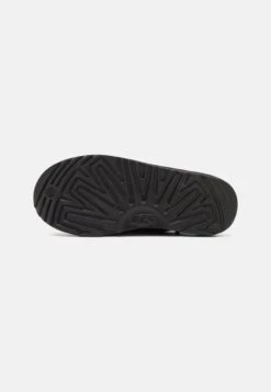 Ugg CLASSIC SLIP ON UNISEX - Slippers - Black -Trade INN 2a120fc747e544a1a01beeaa4d12ec3d