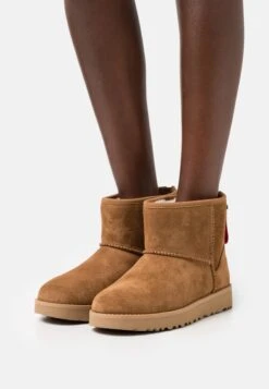 Ugg Classic Mini Logo Zip - Classic Ankle Boots - Chestnut