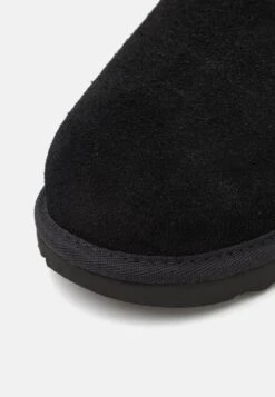 Ugg CLASSIC SLIP ON UNISEX - Slippers - Black -Trade INN a3be5e0614164165951046f911c0d3d2