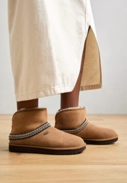 Ugg CLASSIC MINI CRESCENT - Ankle Boots - Caribou -Trade INN abfc885d2f8f4c2e9d735a947eb85f83 1