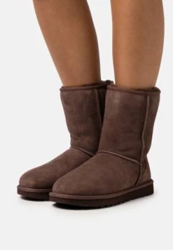 Ugg CLASSIC SHORT II - Classic Ankle Boots - Burnt Cedar